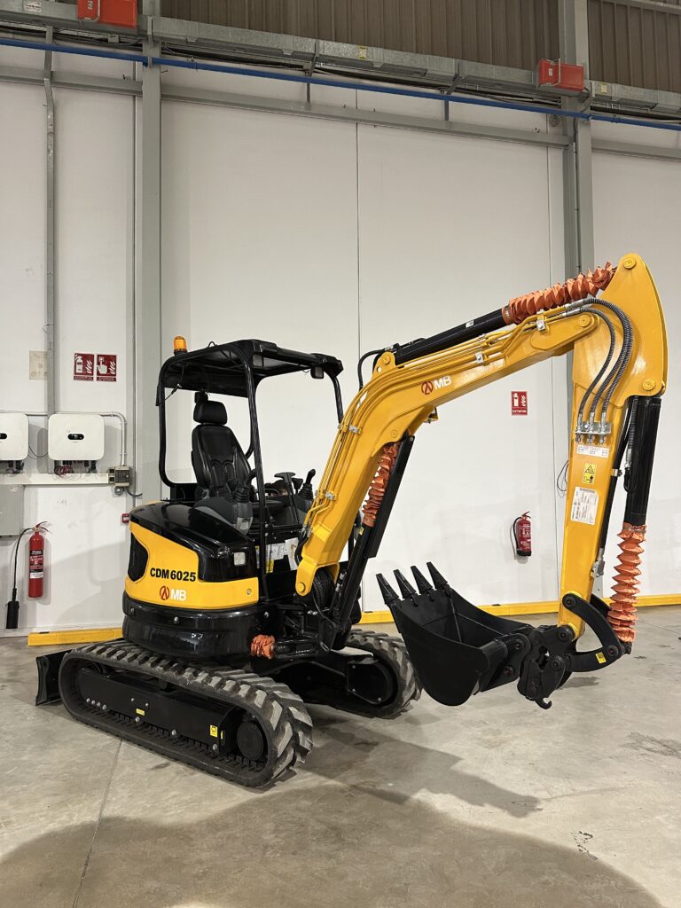 MINIEXCAVADORA MB CDM6025